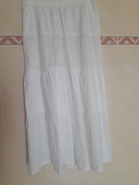 Fusta alba lunga panza.