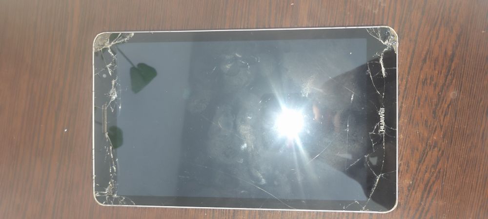 Vând Huawei mediapad t3 8" funcțional cu ecran spart