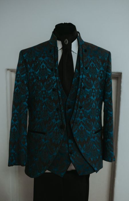 Vând costum de mire