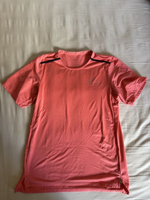 Продавам мъжки екип на Nike за бягане!