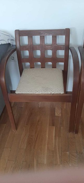 Продаются 2 кресла  деревянные компактные б/у