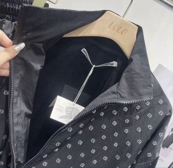 Set geaca subțire cu pantaloni prevăzut cu strasuri