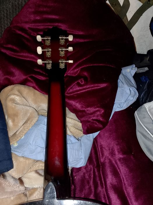 Продаётся гитара 6 струнная.