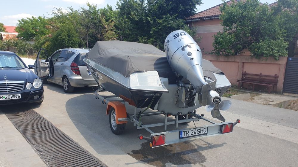 Vand barca cu motor Honda si peridoc ca nou.