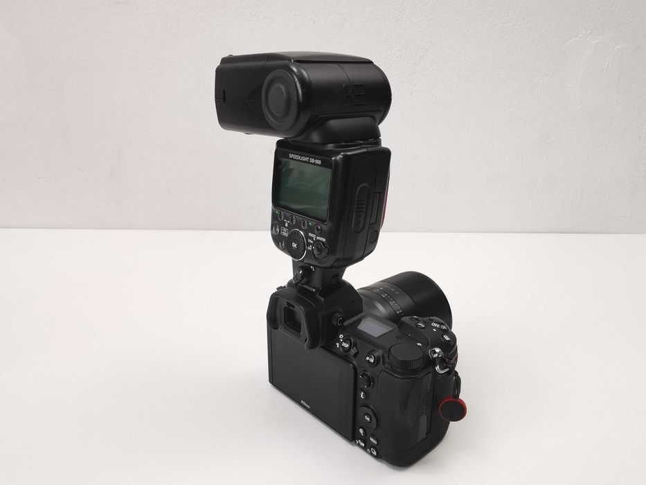 Nikon Speedlight SB-900 в пълен комплект