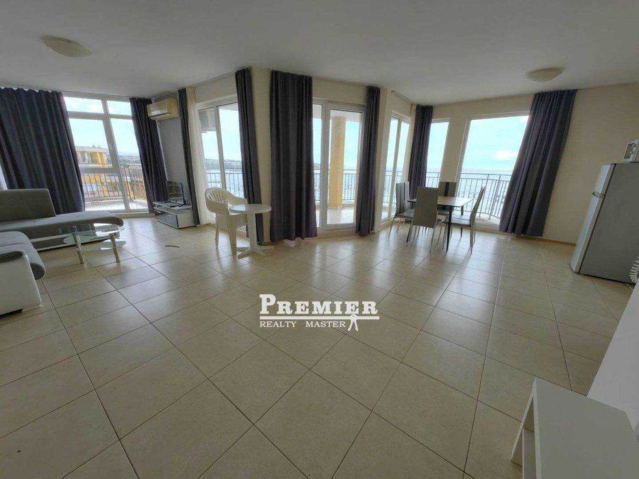 Тристаен апартамент в Ахелой, в комплекс на първа линия