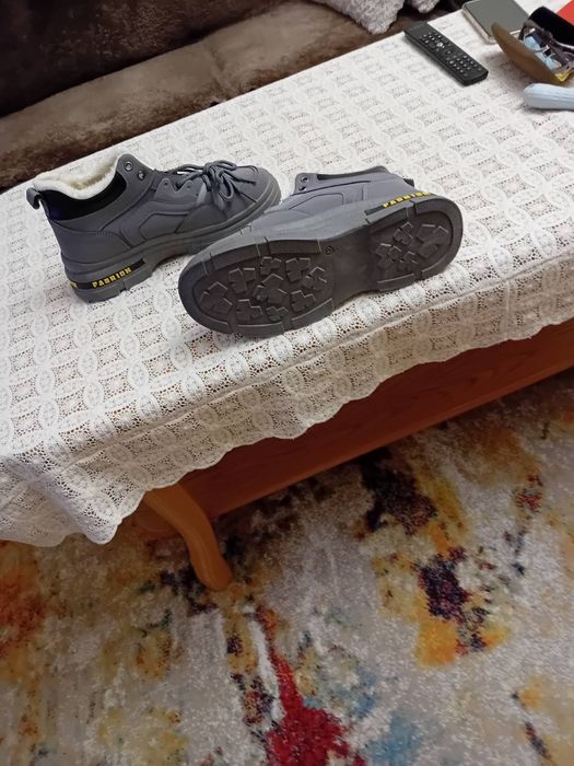 Топли, нови мъжки зимни боти