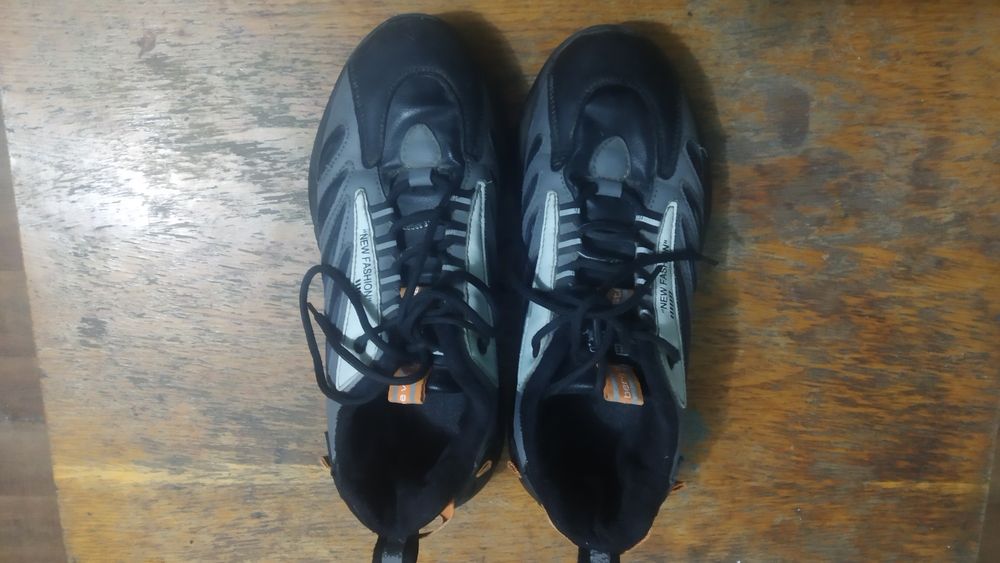 Продам кроссовки мужские отдам недорого