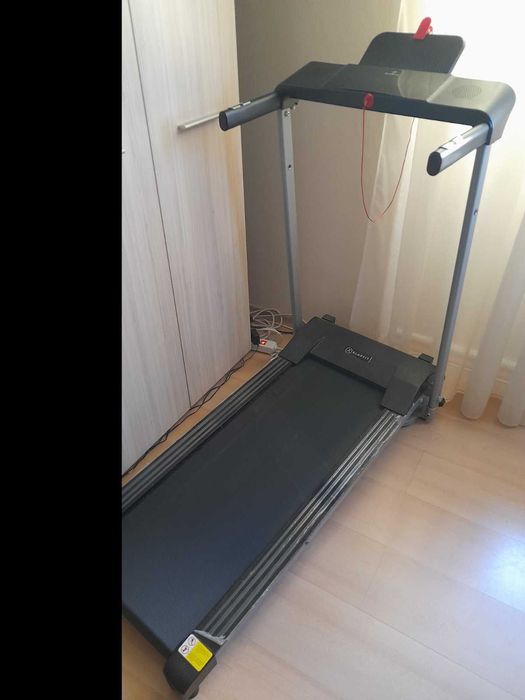 Нова, малко използвана бягаща пътека