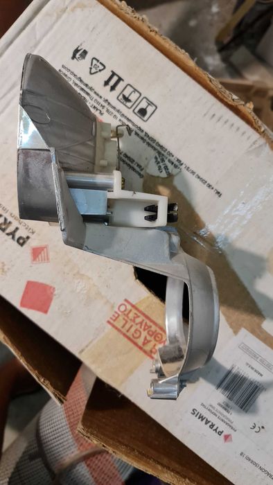 Фар от Тойота Авенсис 2003г. гр. Бургас Център • OLX.bg