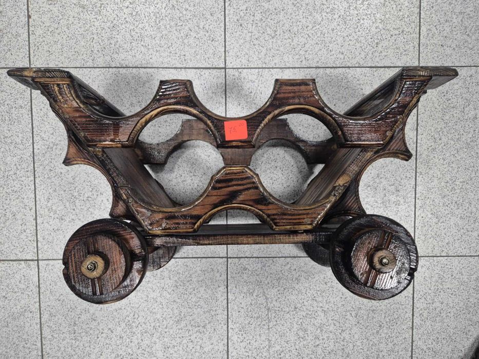 Продавам и изработвам дървени стойки за вино и ръчно написани табели