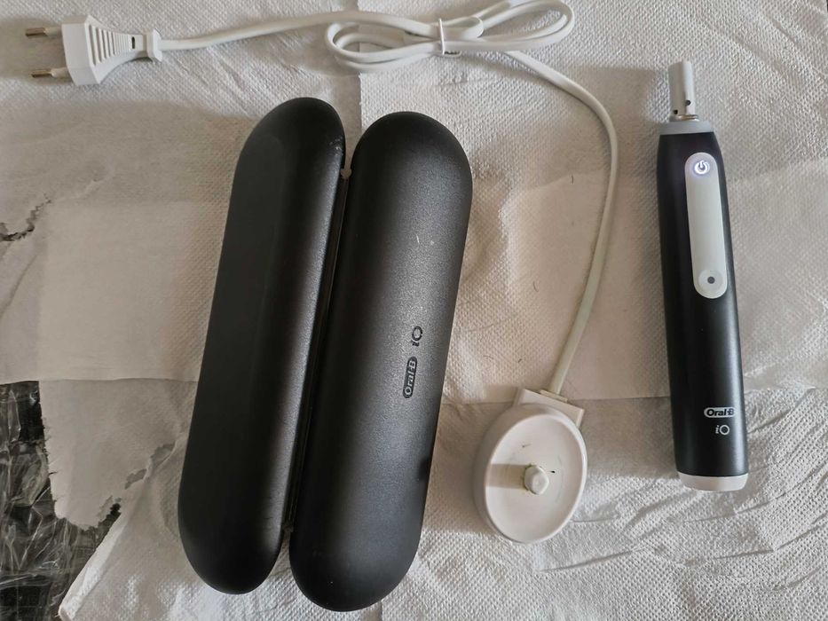 Periuta de dinti Oral-b iO3 plus trei capete si trusa de calatorie
