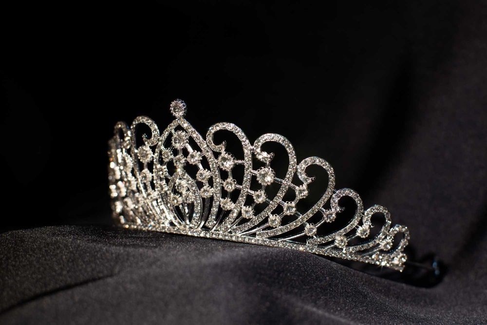 Ажурная диадема с прозрачными кристаллами. Доставка включена.