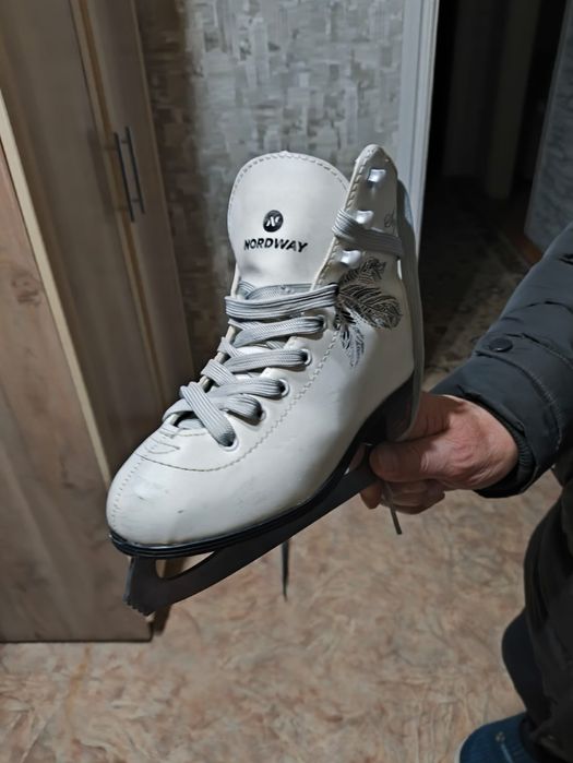 Продам  коньки  фигурные