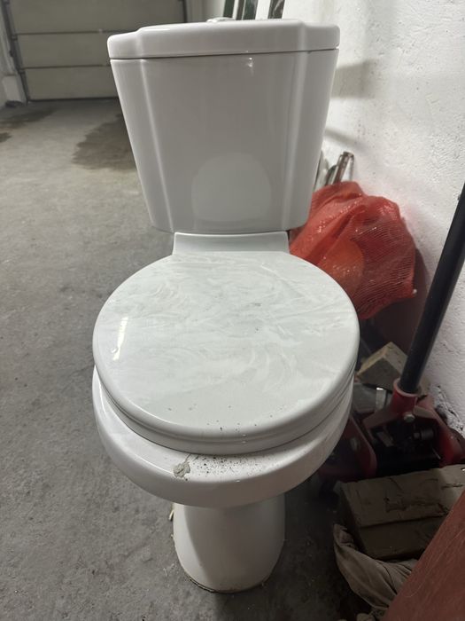 Унитаз с бачком и крышкой