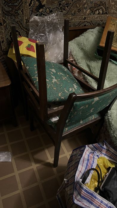 Стол стулья 4 штуки телевизор