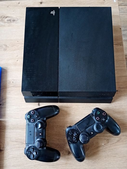 Playstation 4 с два джойстика и 4 игри
