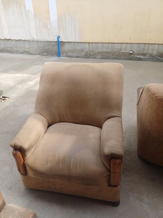 Диван ва кресло сотилади.