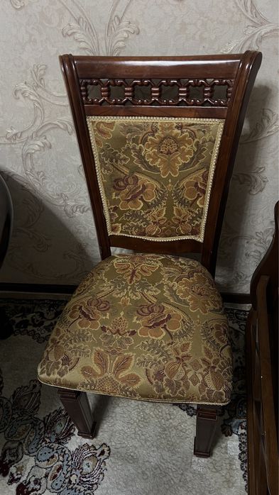 Стол для гостей с 6 стульями.