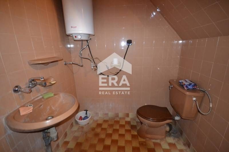 Прекрасна двуетажна къща с двор в квартал ,,Тракийски,,