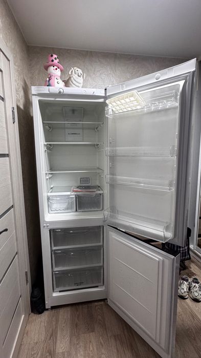 Продам холодильник INDESIT