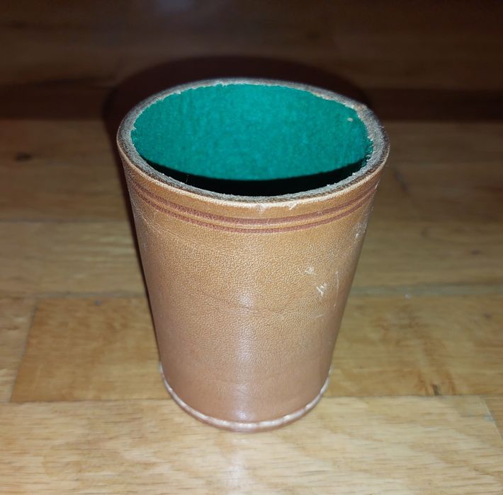 Кожена чаша за зарове 2бр