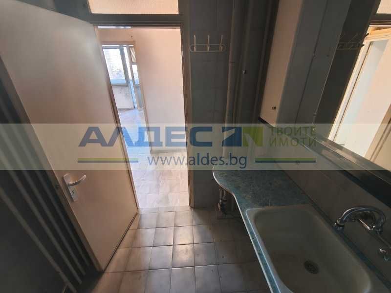 Продава се непреходен тристаен ап. в Люлин 10 срещу Парка!