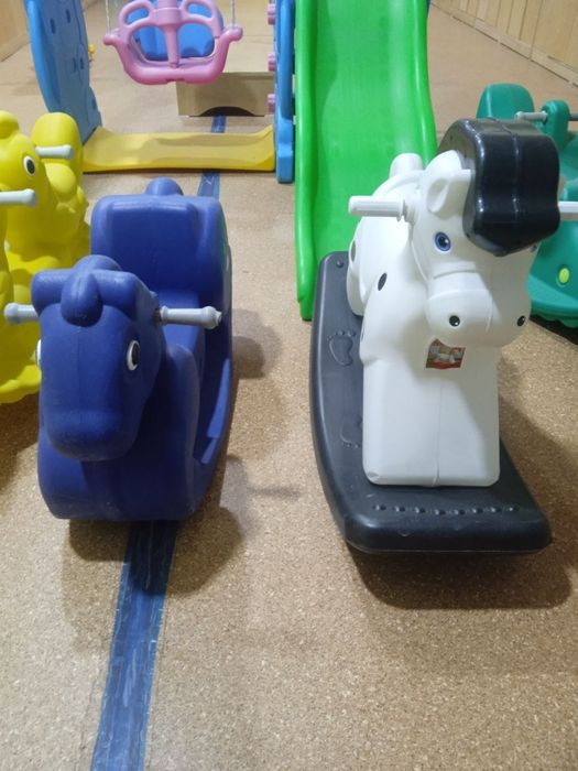 Детские качели из прочного пластика