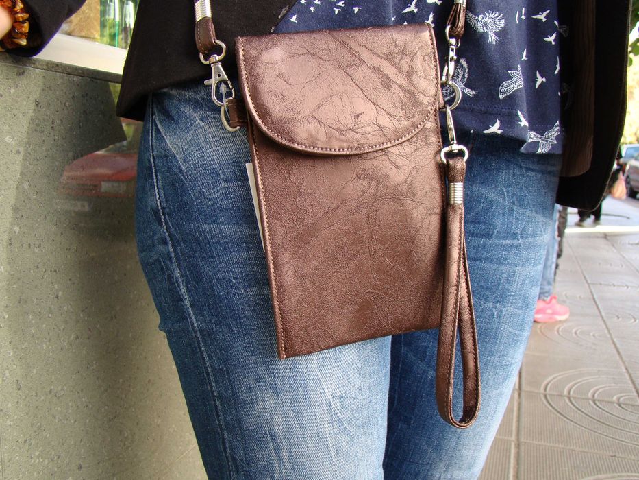 Дамски бутикови чантички за телефон и ключове