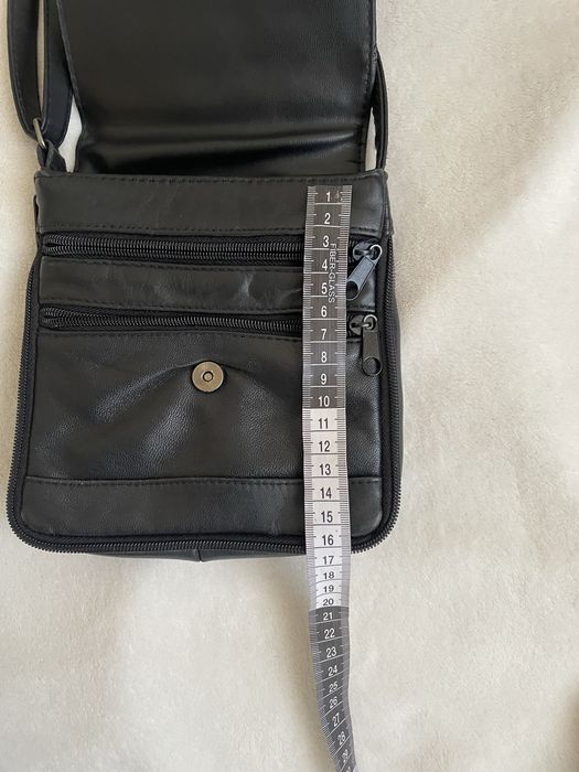 Страхотна кожена дамска чантичка с дълга дръжка!