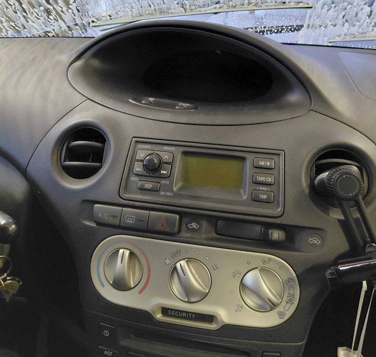 Продавам Toyota Yaris с 1. 0 VVT-I (998 куб. см) бензинов двигател