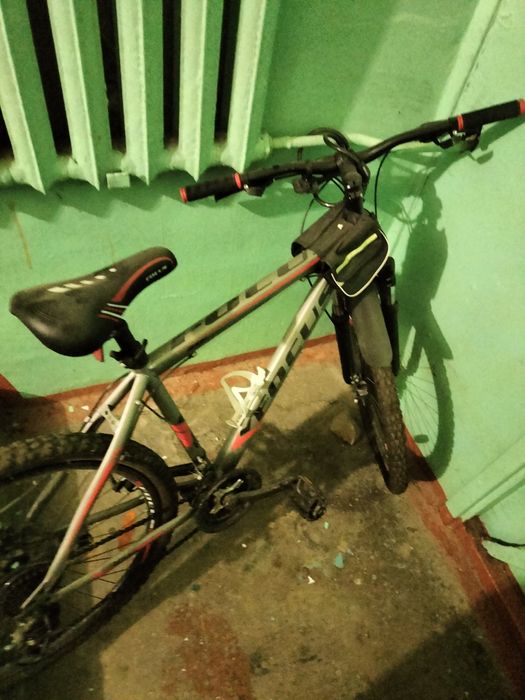 Велосипед серый горный