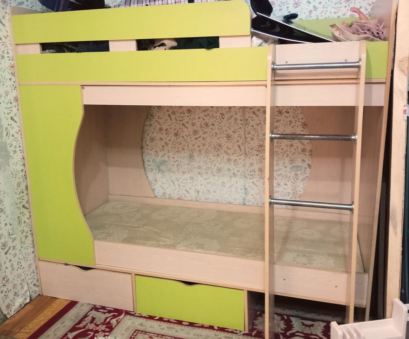 Кровать двухъярусная + 2 матраса.