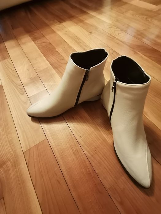 Кожени боти. Цвят екрю много леки елегантни с нисък ток. Чисто нови.