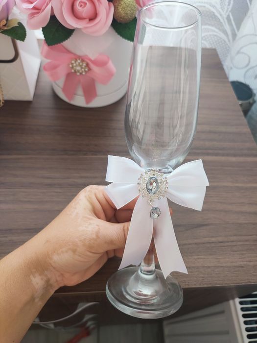 Сватбени чаши за младоженци и кумове