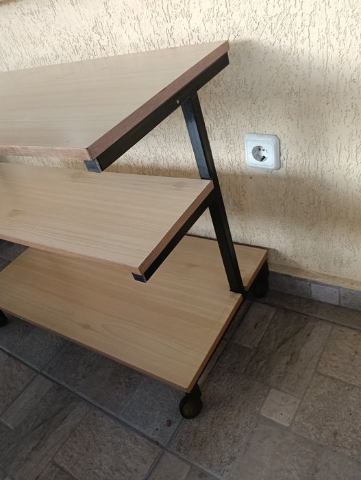 Продавам масичка за телевизор.