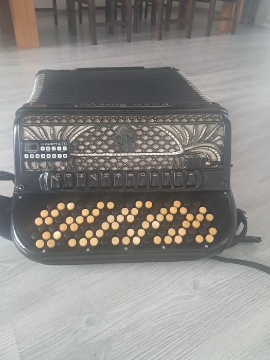 Vînd  armonica sîrbeasca