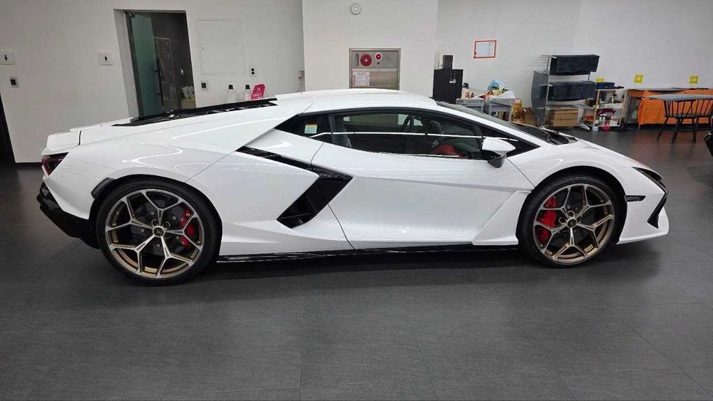 Lamborghini Revuelto