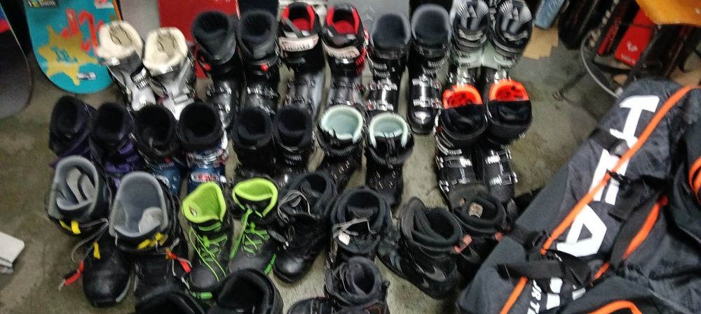 Продавам ски и сноуборд обувки ,калъфи