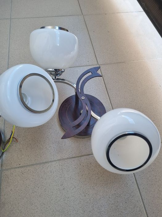 Lustre cu un design retro/clasic