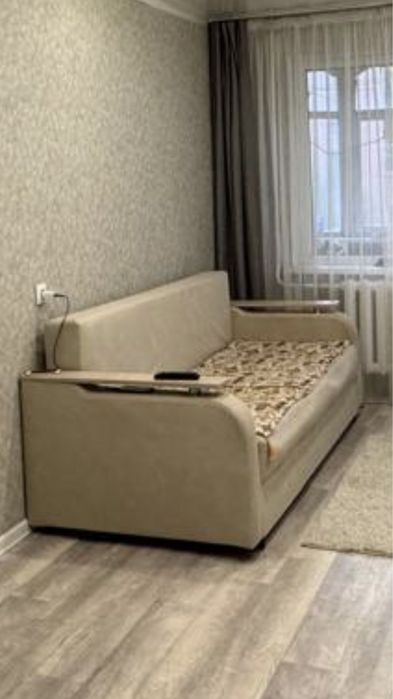 Продам диван светлый