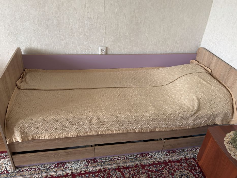 Кровать, продам срочно с матрасом
