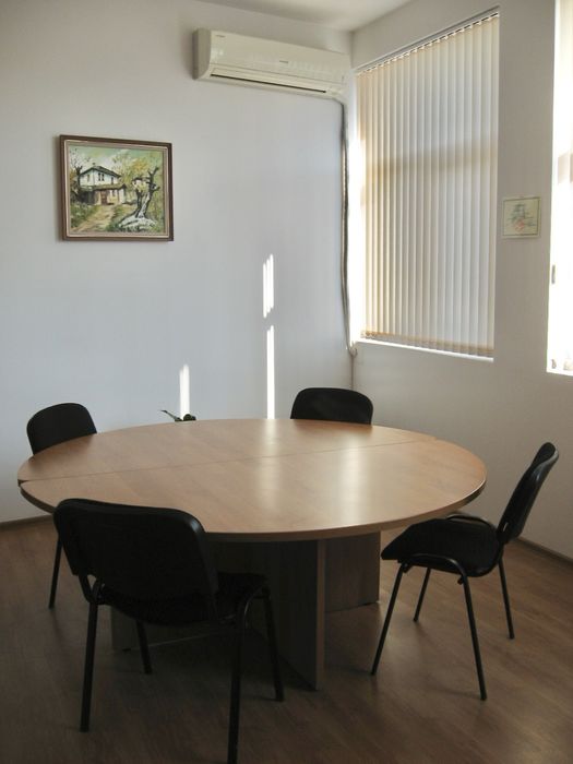 Кръгла конферентна / заседателна офис маса, 180см, висок клас.