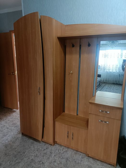 Прихожая цвет орех