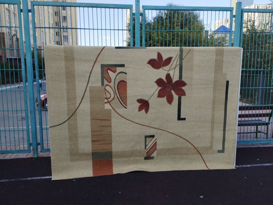 Продам 2 ковра в хорошем состоянии