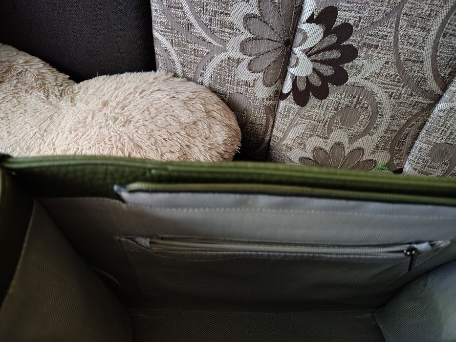 Vând geantă nouă nefolosita verde măslină