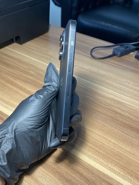 iPhone 15 Pro• 256 GB • Black Titanium