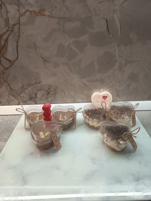 Prăjituri de casă: tiramisu și cheesecake cu ciocolată