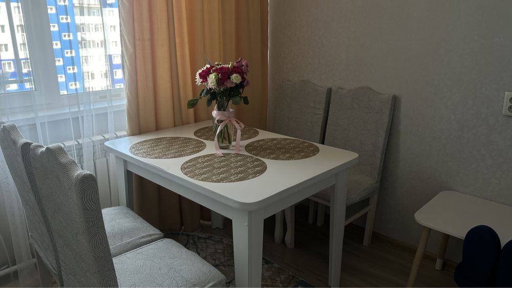 Стол со стульями