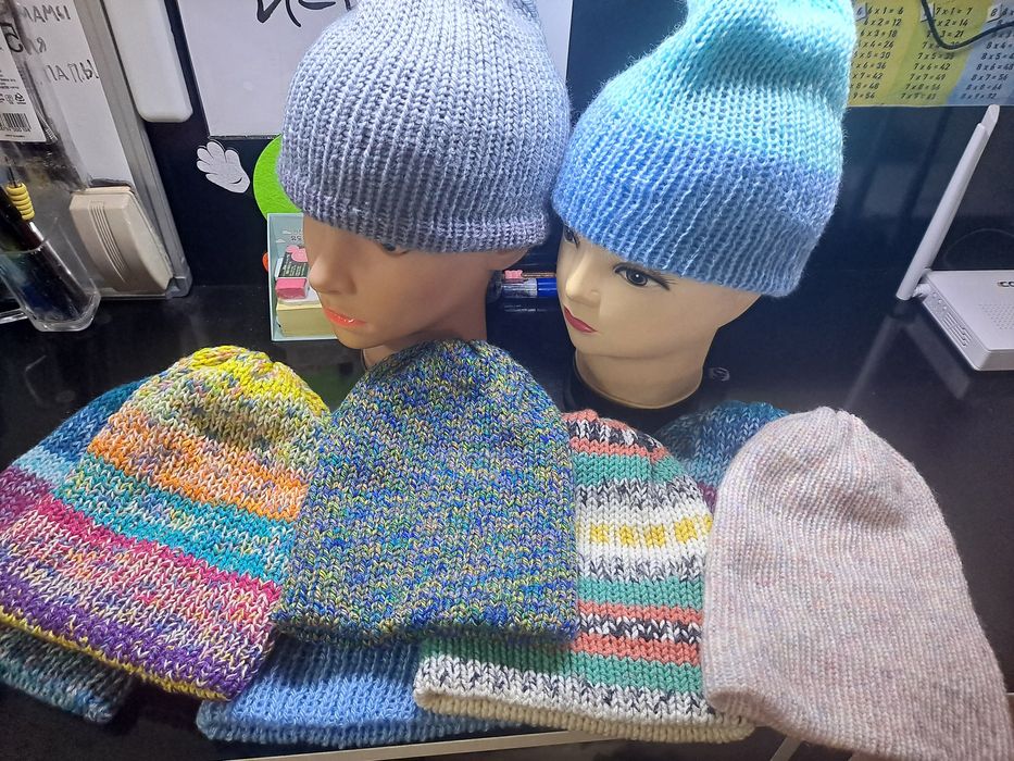 Вязанные шапки ручной работы новые.  Цена 50.000 сум.